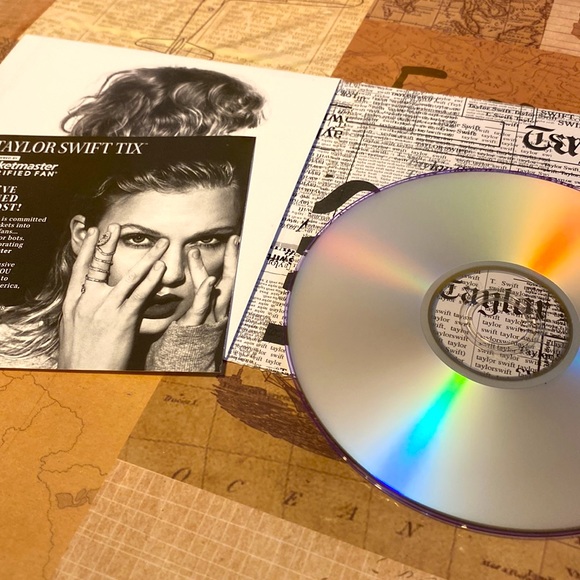 Taylor Swift - reputation Tour Album + CD produced by Big Machiene - Picture 1 of 5